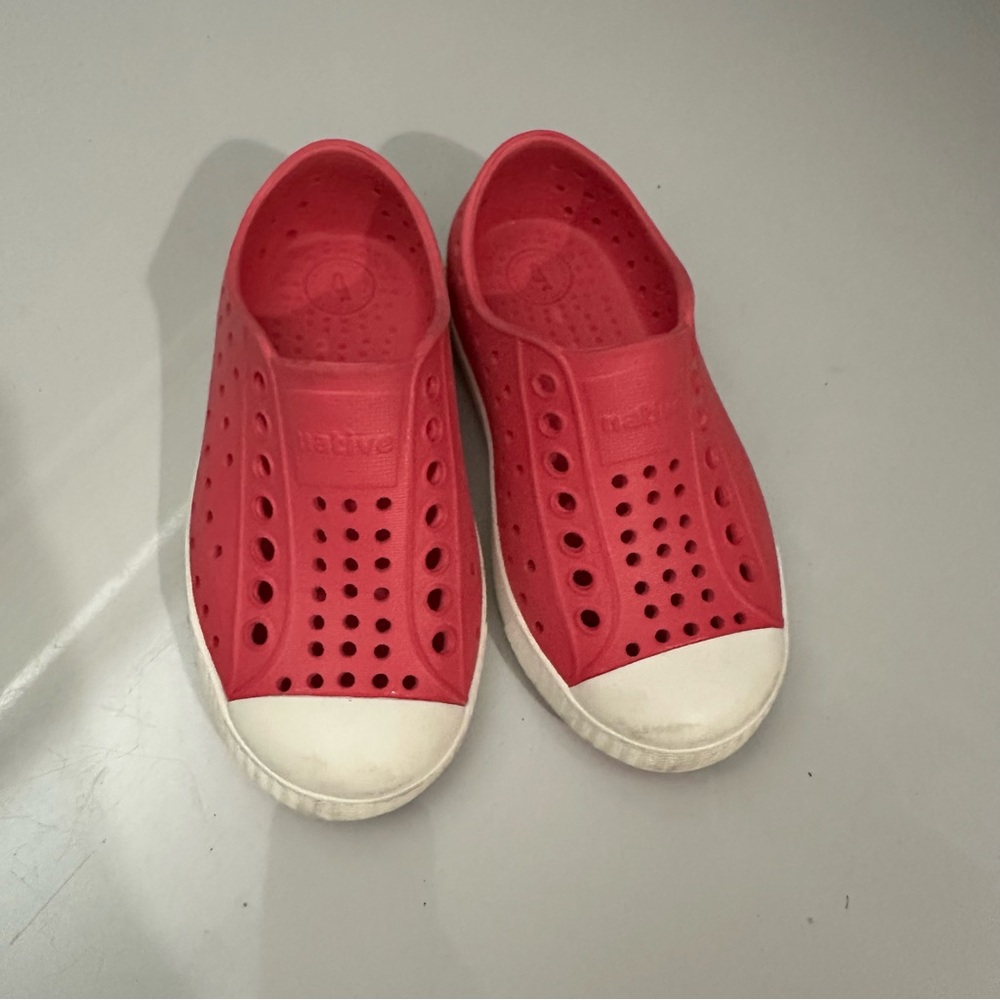 Native Kids Water Shoes in Red and White